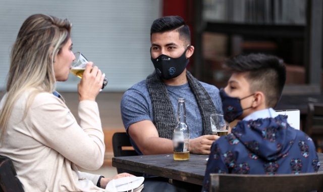 Los restaurantes deben procurar tener preparada un área de aislamiento por si alguno de sus clientes o de su personal se siente mal de salud. Colprensa