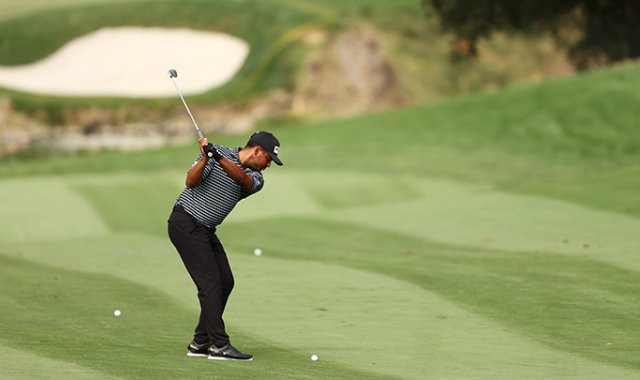Sebastián Muñoz de Colombia juega un tiro en el hoyo 18 durante la primera ronda del Zozo Championship. AFP