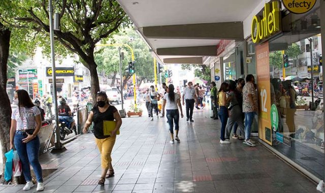 En muchas calles de Cúcuta ya los peatones se pueden movilizar libremente. Alfredo Estévez/La Opinión