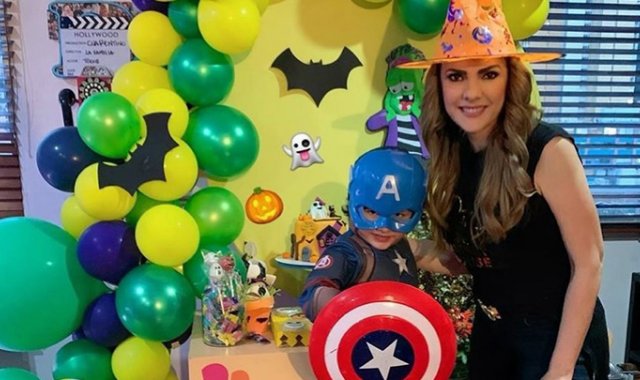 Ana Karina Soto se adelantó y disfrazó a su hijo el viernes. Instagram