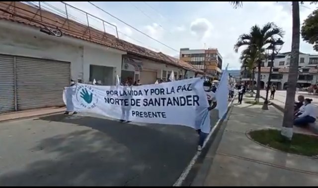 Exguerrilleros de las Farc caminan por las calles de Ocaña. Archivo / La Opinión
