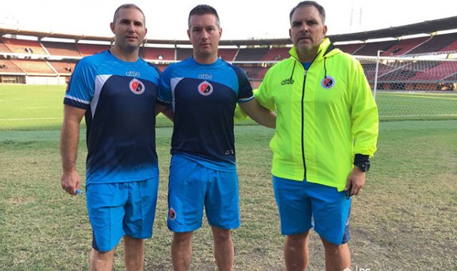 Jorge Artigas junto a su cuerpo ténico. Cortesía