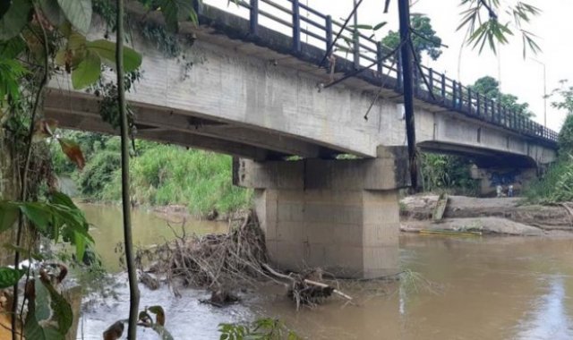 Las grietas que le aparecieron a los pilotes de la estructura lo debilitaron a tal punto que los habitantes tuvieron que usar uno metálico de manera provisional para no quedar incomunicados. Archivo / La Opinión