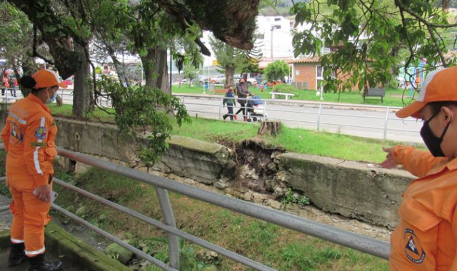 Los voluntarios de la Defensa Civil, inspecciona los sitios de alto riesgo del municipio. Roberto Ospino