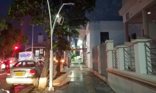 La comunidad denuncia que la falta de iluminación ha aumentado los problemas de seguridad de la zona. La Opinión