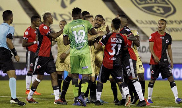 La decisiones arbitrales hicieron que el juego se calentara.  Dimayor