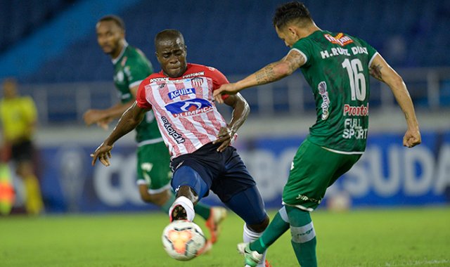 Carmelo Valencia disputa una pelota en el duelo de vuelta de la fase 3 de la Sudamericana, en el que Junior empató 0-0 con Plaza Colonia.  AFP
