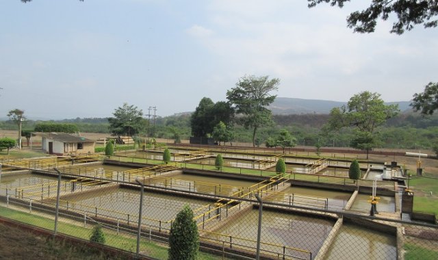 Recomiendan a los usuarios mantener reservas de agua en tanques limpios y cubiertos para conservar la calidad del agua. Archivo/La Opinión
