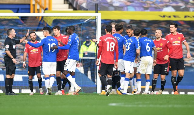 El colombiano James Rodríguez (tercero a la izquierda) durante el partido. AFP