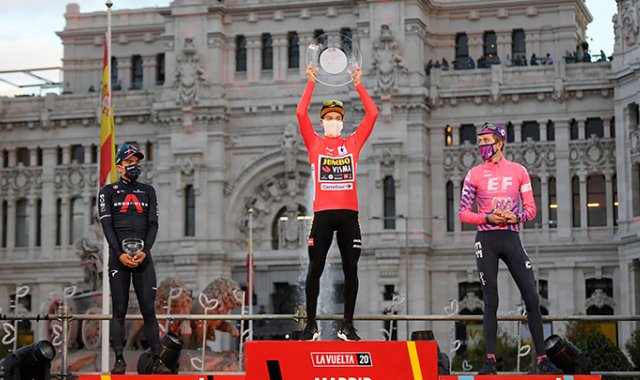 Richard Carapaz (2), Primoz Roglic (1) y Hugh Carthy (3) conformaron el podio de La Vuelta a España 2020. AFP