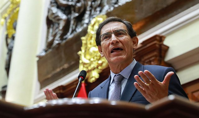 Martín Vizcarra dando su declaración y negando actos de corrupción mientras enfrenta un proceso de acusación. AFP