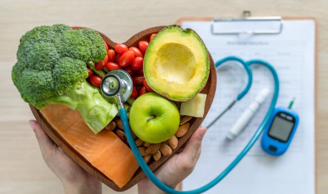Las gaseosas y las bebidas alcohólicas aportan altos niveles de azúcar al cuerpo. La opción más saludable es el agua. Cortesía