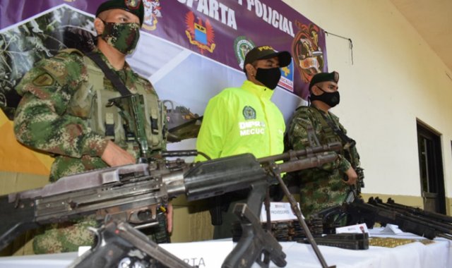 Los menores tenían en su poder una ametralladora calibre 7.62 mm con un cañón de repuesto, cuatro fusiles Galil calibre 5.52 mm, dos pistolas calibre 9 mm, nueve proveedores para fusil y seis proveedores para pistola, así como munición de distintos calibres. Ejército Nacional