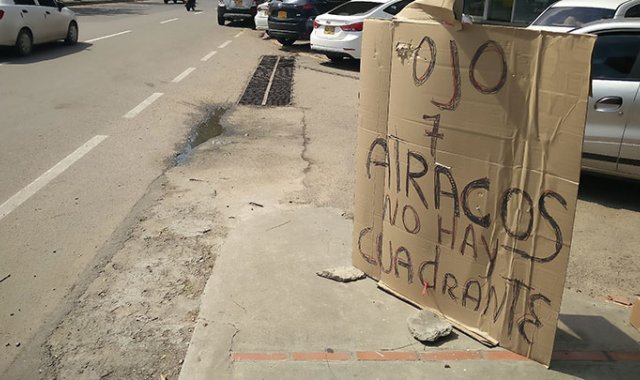 “Ojo 7 robos, 7 atracos, no hay cuadrante”, es el mensaje plasmado en los avisos de cartón. Juan Pablo Cohen / La Opinión