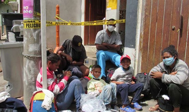 Después de caminar desde Cúcuta, entre tres y cinco días, las familias con hijos de todas las edades, adultos y mujeres arriban exhaustas a Pamplona. Roberto Ospino/La Opinión