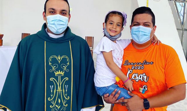 El presbítero Wilson David Alba García, César Villamizar (Cumpleañero) y su hija Valery Villamizar Ramírez. Cortesía
