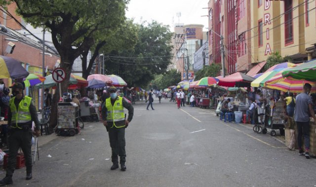 La Policía es la encargada de hacer control a la Avenida 6. Alfredo Estévez.