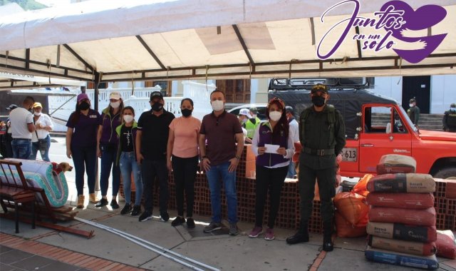 En el parque principal de Chinácota se recolectaron bloques, ladrillos, cemento, entre otros materiales. Cortesía/ La Opinión