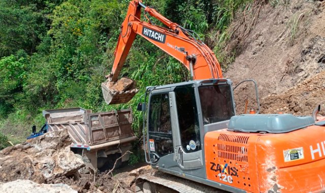 Los derrumbes fueron despejados con maquinaria de la Gobernación y la Alcaldía. Cortesía.