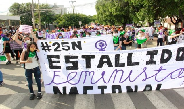 Decenas de mujeres se dieron cita sobre las 2:00 de la tarde en la Fuente Luminosa, lugar donde iniciaron la marcha que tuvo como punto de llegada el parque de Telecom.  Alfredo Estévez.