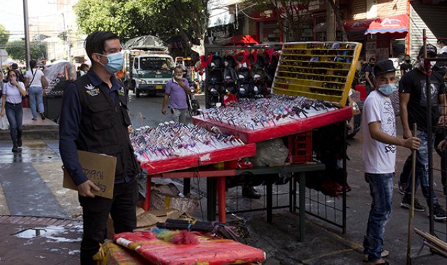 Funcionarios de la Alcaldía de Cúcuta y la Policía Metropolitana dieron a conocer a los vendedores el plan para garantizar la seguridad esta Navidad y frenar los contagios del coronavirus.
Luis Alfredo Estévez / La Opinión