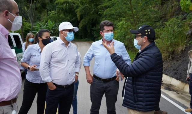 Diego Molano, director del Departamento Administrativo de la Presidencia; el gerente del Fondo Adaptación, Édgar Ortiz ,y el gobernador, Silvano Serrano, inspeccionaron las obras que se ejecutan en Gramalote. Cortesía / La Opinión