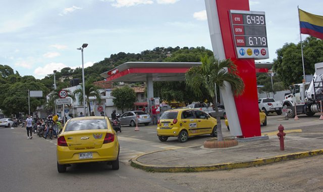 Ayer, muchos choferes madrugaron a tanquear con precio de frontera. Luis Alfredo Estévez/ La Opinión