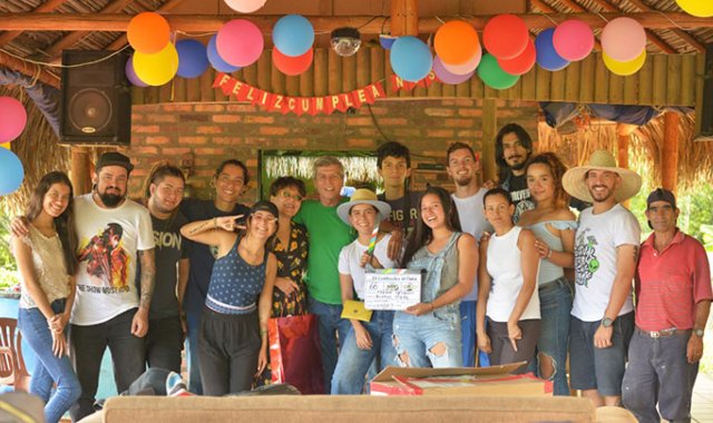 El elenco de la película con el director y productor cucuteño Efraín Vásquez.. Cortesía Ricardo Otero.