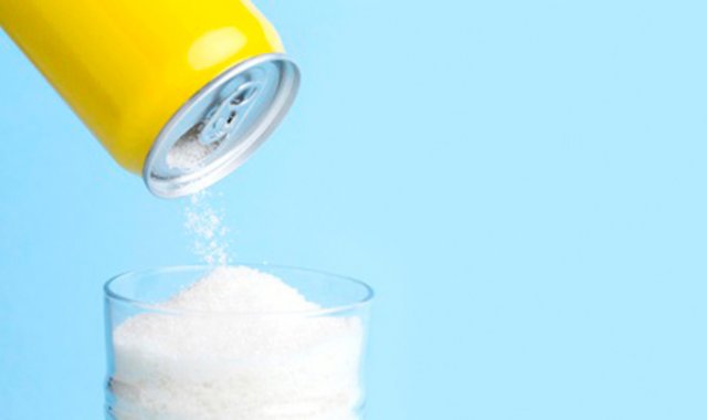 El informe revela más de 280 ejemplos en 18 países donde la falta de regulaciones alimentarias permitió que las industrias de productos ultraprocesados y bebidas azucaradas posicionaran sus productos como esenciales y saludables. Freepik.es