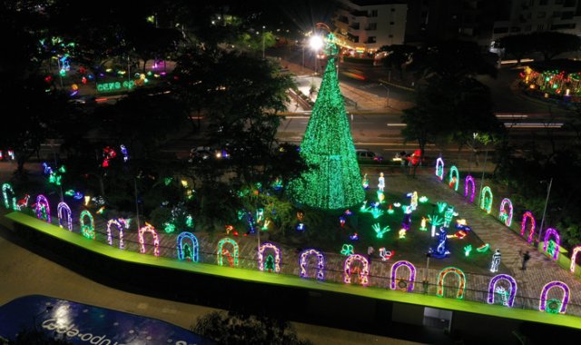 Las luces navideñas que cada año instala Cens en El Malecón serán oficialmente encendidas este sábado. Cortesía