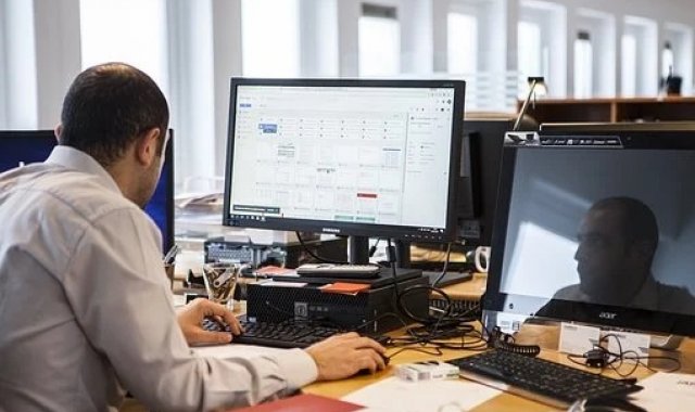 Si con lubricantes los ojos permanecen rojos hay que consultar un especialista. Cortesía