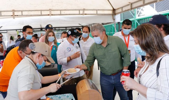 El presidente Iván Duque comparte aquí un presente en Ocaña durante el Encuentro Compromiso Colombia- reactivación económica.  Cortesía