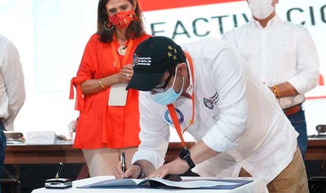 El gobernador Silvano Serrano firma aquí el convenio con el Instituto Nacional de Vías (Invías), para mejorar las condiciones de la Troncal del Catatumbo.
Cortesía