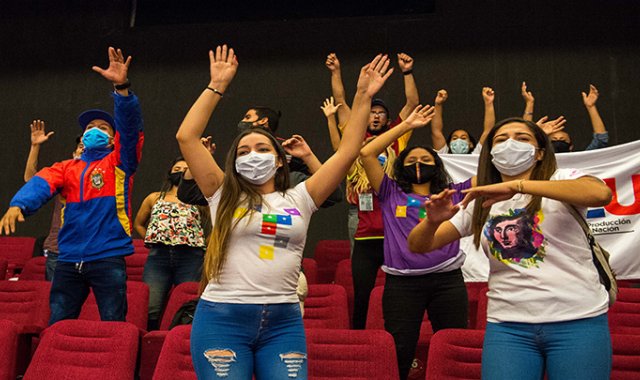 Simpatizantes del Partido Socialista Unido de Venezuela (PSUV) reaccionan a los resultados de las elecciones legislativas en Caracas. AFP