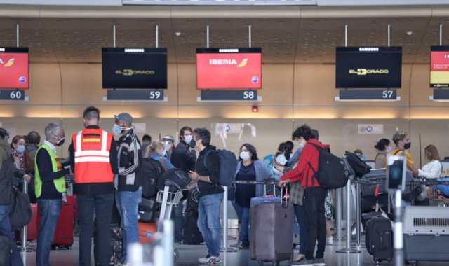 Una polémica se ha desatado por la decisión de un juez que pide exigir la prueba PCR a viajeros internacionales. Colprensa