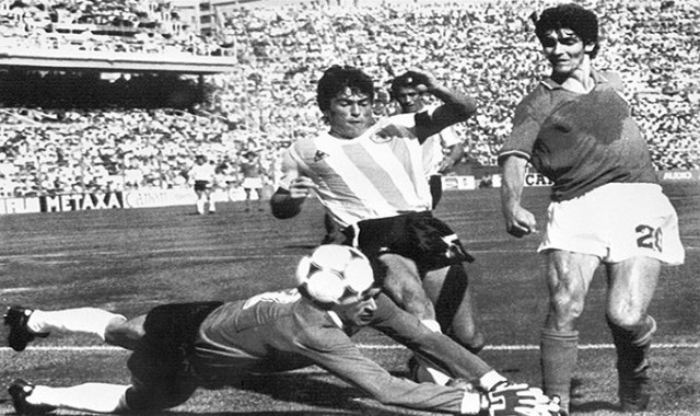 El portero argentino Ubaldo Fillol (abajo) y el capitán Daniel Passarella (izq.) Impiden que el delantero italiano Paolo Rossi anote, durante el partido de fútbol de la segunda ronda del Mundial entre Italia y Argentina en Barcelona. AFP