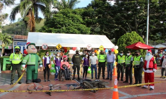 La Casa de la Cultura representó de manera jocosa mediante diversos bailes, los riesgos de quemaduras que ponen en peligro la vida. Cortesía