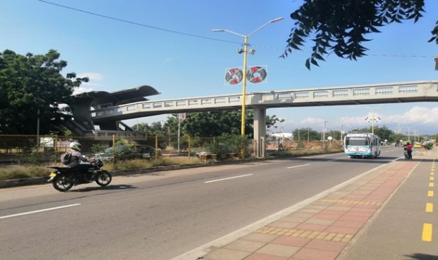 Decenas de personas prefieren caminar por la autopista a cruzar el puente peatonal. La Opiniòn