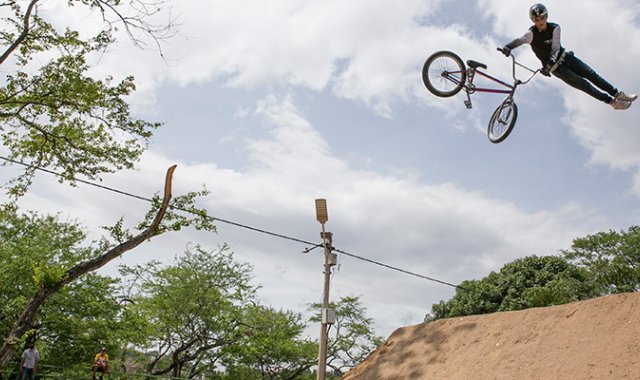 Nixon Rodríguez lleva más de una década practicando el Bmx. Archivo/La Opinión