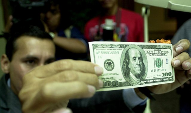 El dólar se ha convertido en la moneda más usada en ambos lados de la frontera colombo venezolana. Archivo