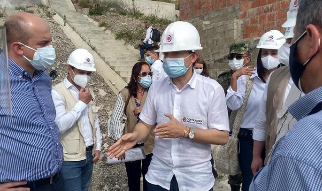 El contralor general de la república, Felipe Córdoba, dialoga aquí con los voceros del Fondo Adaptación y constructores de Gramalote. Orlando Carvajal / La Opinión