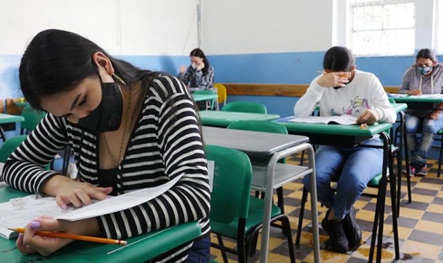 Los dos mejores estudiantes en las Pruebas Saber 11 de cada municipio podrán aplicar a las becas. Archivo / La Opinión