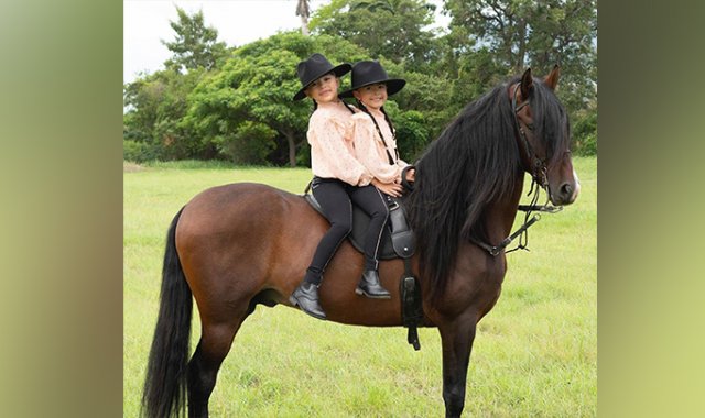 Luciana y Celeste Cárdenas comparten su amor por los caballos.  Instagram Hermanitas Luces
