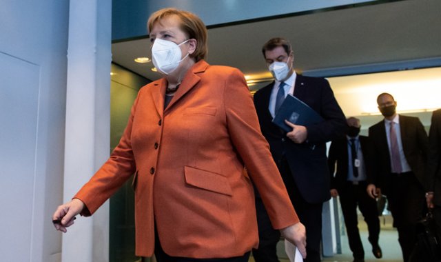 (De izquierda a derecha) La canciller alemana Angela Merkel, el primer ministro de Baviera, Markus Soeder, y el alcalde de Berlín, Michael Mueller, en una conferencia de prensa sobre las restricciones del coronavirus. AFP
