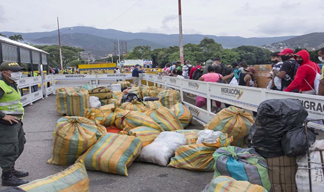 La pandemia ha llevado a algunos venezolanos a considerar regresarse a su país, a pesar de las condiciones inseguras, lo que genera riesgos adicionales de protección y salud. Archivo / La Opinión