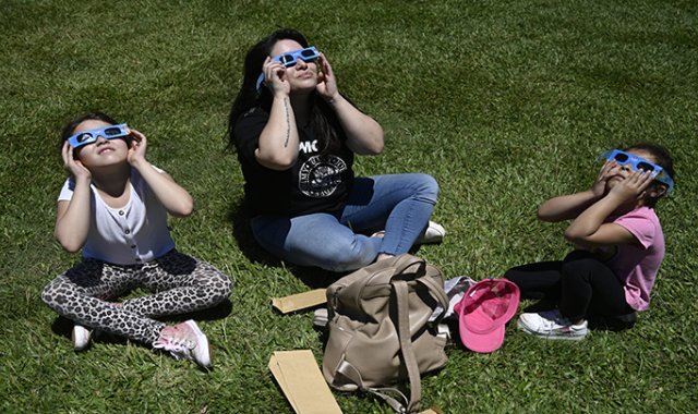Poco después del mediodía, cayó la noche durante dos minutos en los países del sur.  AFP