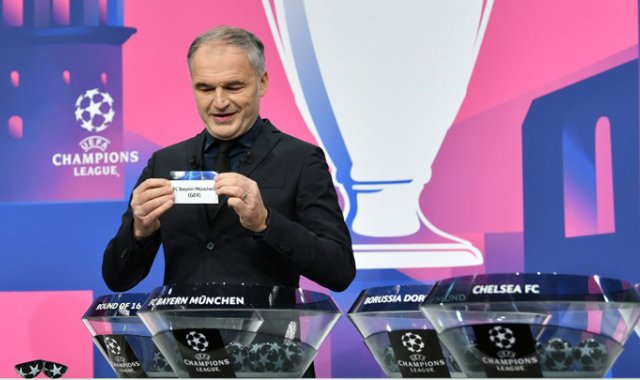 El exjugador de fútbol suizo Stephane Chapuisat revelando el desliz del FC Bayern durante el sorteo de los octavos de final de la UEFA Champions League en el Sede de la UEFA. AFP