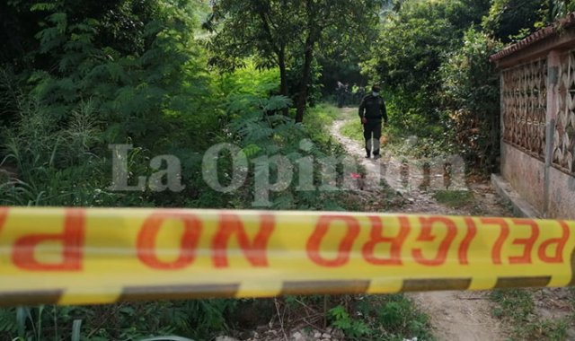 Autoridades del CTI realizan el levantamiento del cuerpo. La Opinión