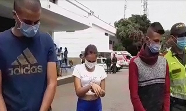 Dos hombres y una mujer fueron capturados. Captura de video