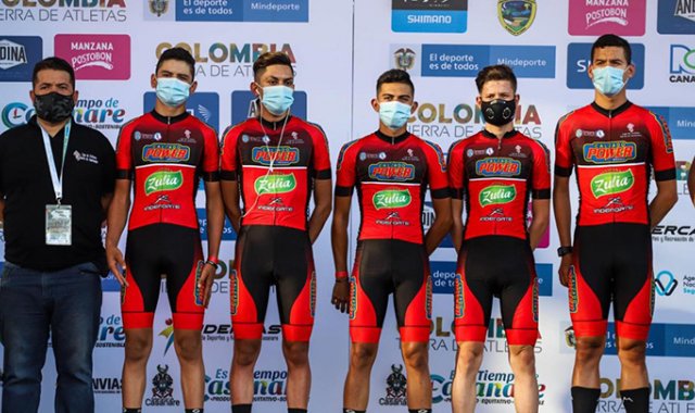 En la Vuelta del Porvenir, Jheyson Peña (cuarto de izquierda a derecha) fue el mejor de Norte al ubicarse en la casilla  25 a 23” del líder. Fedeciclismo
